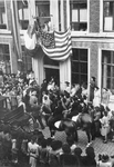 404884 Afbeelding van het bezoek van mrs. Eleanor Roosevelt (in de deuropening, weduwe van de Amerikaanse president ...